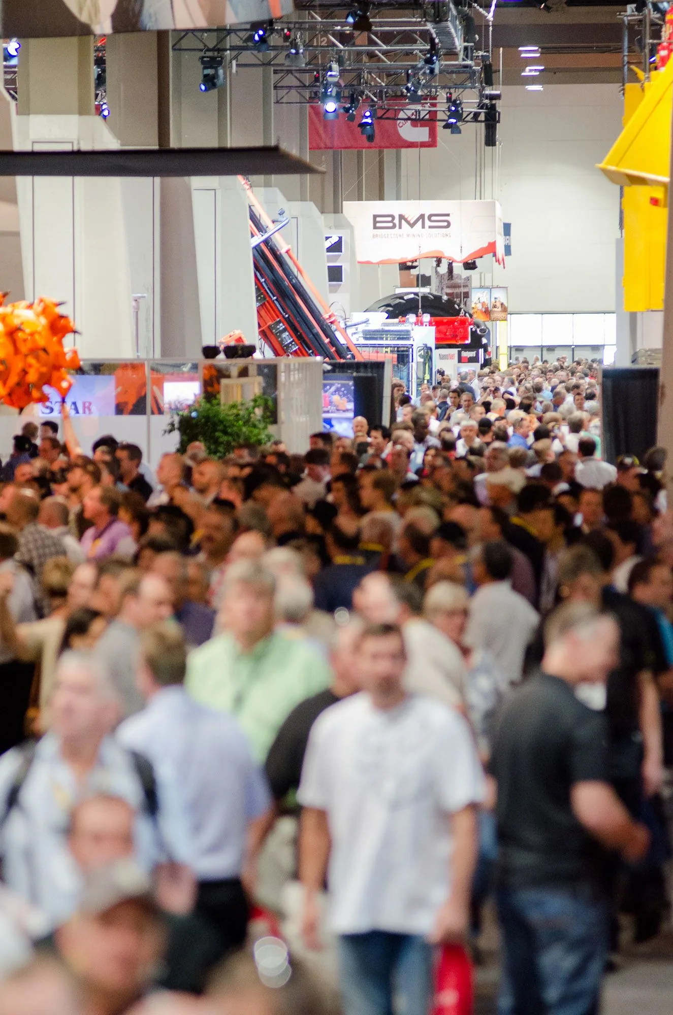 Crowded exhibition hall floor at a trade show, corporate event photography by Hector's Eye